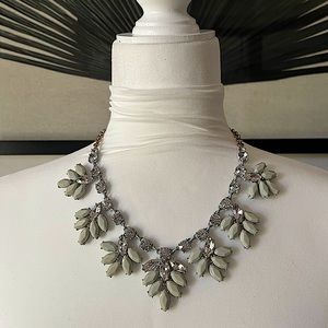 3/$30 🩶J CREW GRAY CRYSTAL LEAVES STATEMENT NECKLACE